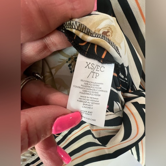 CAbi 4043 Enchant Blouse Xs Black Floral Striped smocked sleeve Vneck
1120 - Picture 4 of 5